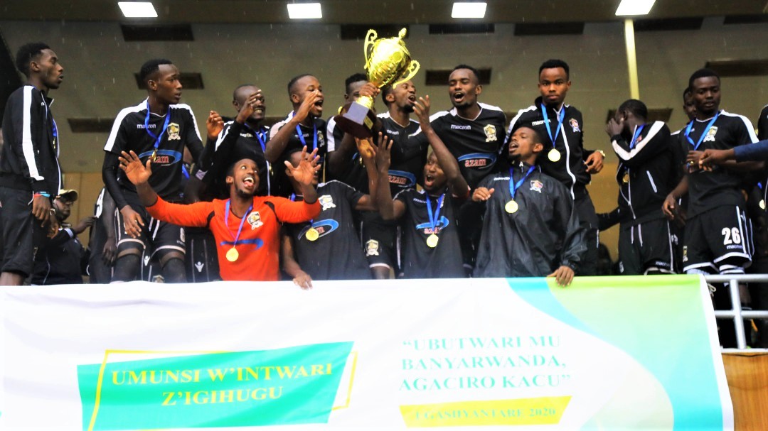 APR players show off with the trophy after retaining Ubutwari Cup at Amahoro Stadium on Saturday. Photos: 
