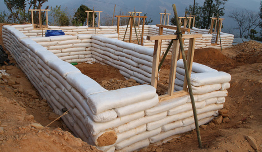 Earthbag construction (building with polypropylene bags usually filled with earthen materials) is a versatile, easy-to-master, low-impact, and highly durable form of building, suitable for structures, from houses to root. / Net photo.