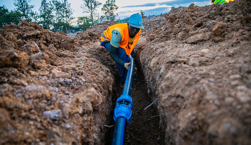 A man lays a fibre optic cable in Kigali on January 14. / Emmanuel Kwizera.