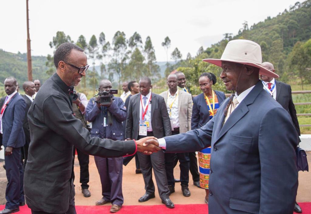 President Paul Kagame meets his Uganda counterpart, President Museveni at the Gatuna border. (Courtesy)