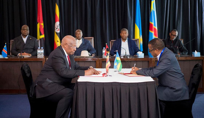 Rwanda's foreign affairs minister, Vincent Biruta (R) and his Ugandan counterpart, Sam Kutesa sign the extradition treaty in Gatuna. (Courtesy)