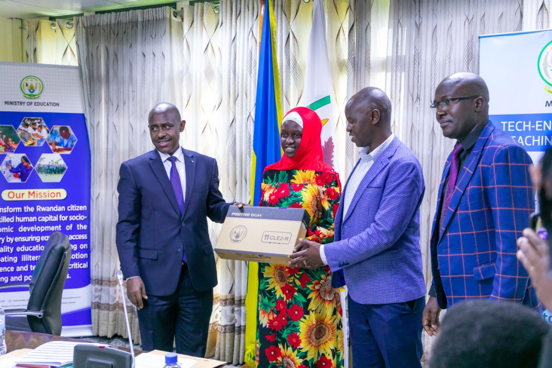 Djazira Umurerwa, the best performer in Physics, Chemistry and Biology receiving her award. Emmanuel Kwizera 