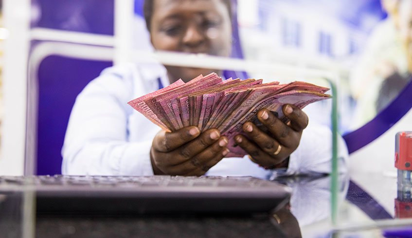 Bank teller counting Rwandan money in one of commercial banks in Kigali. / Emmanuel Kwizera 