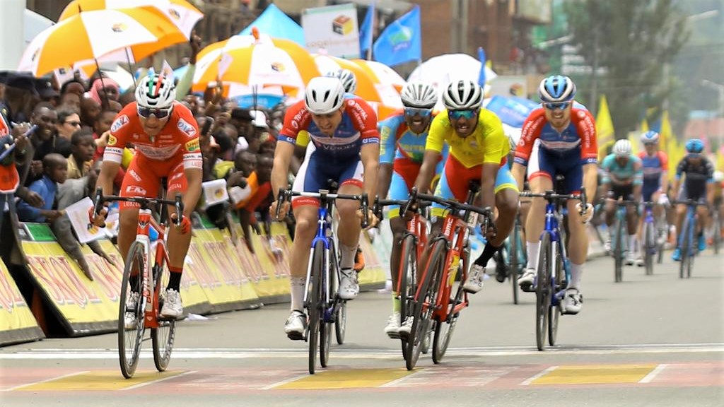 Valencia Jhonatan Restrepo (L) edged a host of riders in a photo finish to win Stage 5 in Musanze on Thursday afternoon, making his second victory in this year's Tour du Rwanda following his Stage 3 triumph on Tuesday. Photo: 