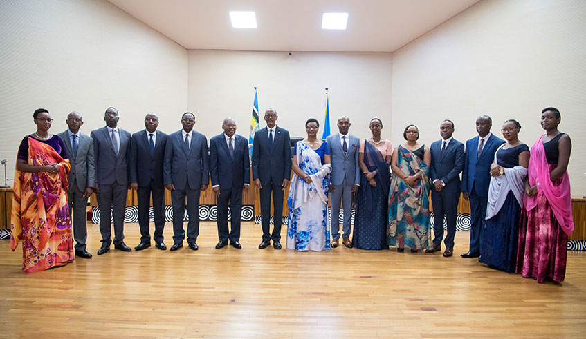  President Kagame joins new cabinet members and MPs for a group photo after their swearing-in ceremony. The President has urged the new ministers and other leaders to prioritise the interest of Rwandans. / Village Urugwiro. 