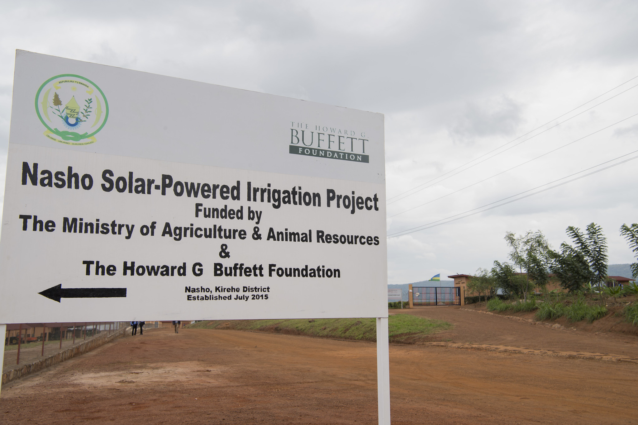 President Paul Kagame during the inauguration of the Nasho solar-powered irrigation project in Kirehe District on Wednesday. The President is flanked by American philanthropist Howard Buffett, Agriculture and Animal Resources minister Geraldine Mukeshimana (2nd left) and Eastern Province governor Fred Mufulukye (left). The Howard Graham Buffett Foundation-backed US$39 million project is already having significant impact on the productivity of farmers in the area. / Village Urugwiro