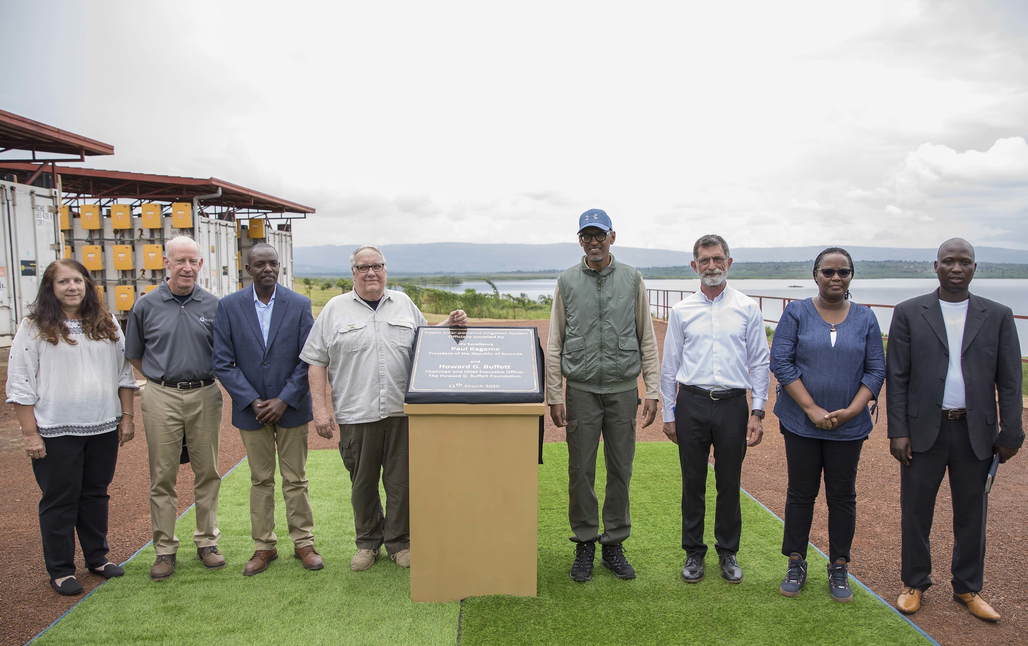 President Paul Kagame during the inauguration of the Nasho solar-powered irrigation project in Kirehe District on Wednesday. The President is flanked by American philanthropist Howard Buffett, Agriculture and Animal Resources minister Geraldine Mukeshimana (2nd left) and Eastern Province governor Fred Mufulukye (left). The Howard Graham Buffett Foundation-backed US$39 million project is already having significant impact on the productivity of farmers in the area. / Village Urugwiro