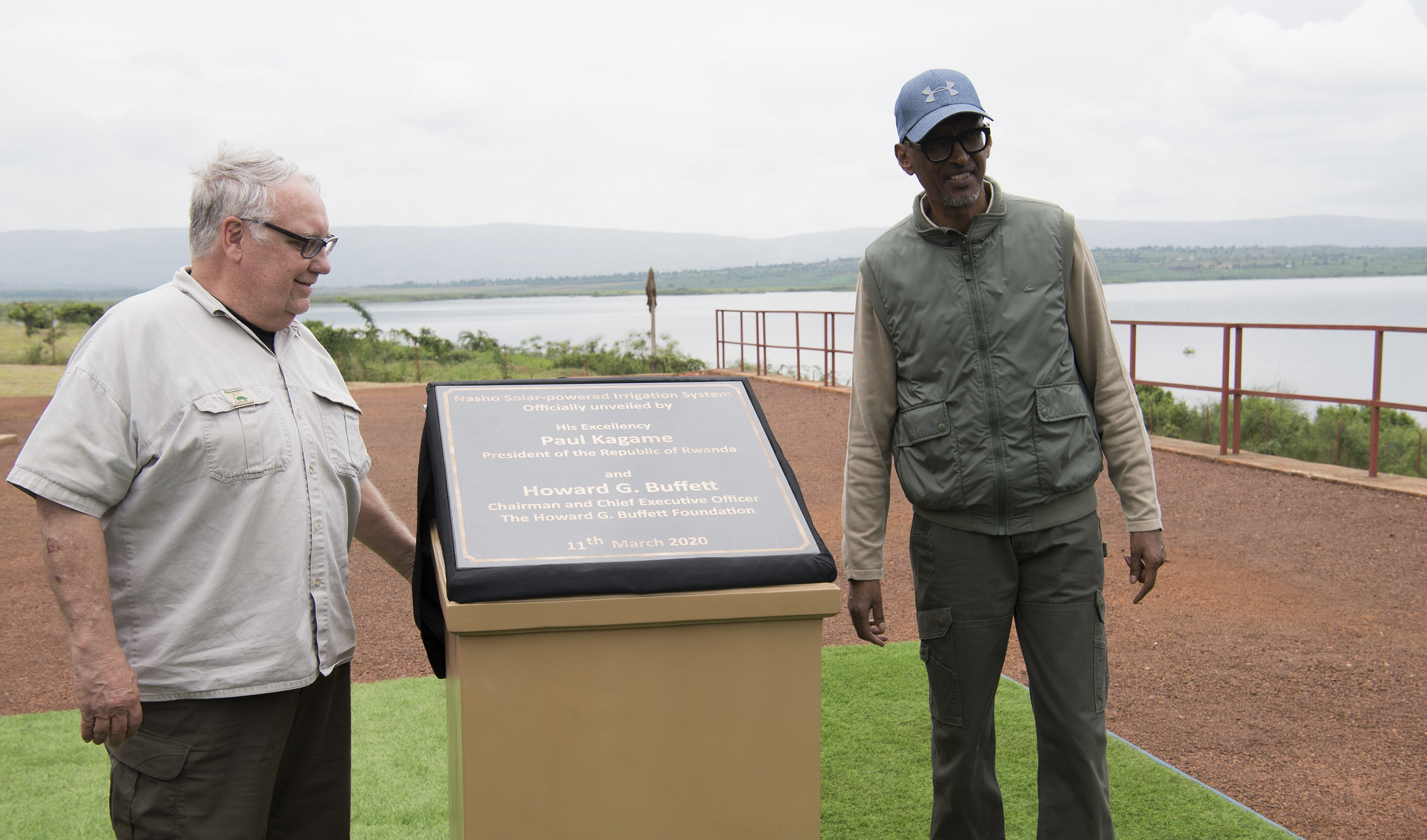 President Paul Kagame during the inauguration of the Nasho solar-powered irrigation project in Kirehe District on Wednesday. The President is flanked by American philanthropist Howard Buffett, Agriculture and Animal Resources minister Geraldine Mukeshimana (2nd left) and Eastern Province governor Fred Mufulukye (left). The Howard Graham Buffett Foundation-backed US$39 million project is already having significant impact on the productivity of farmers in the area. / Village Urugwiro