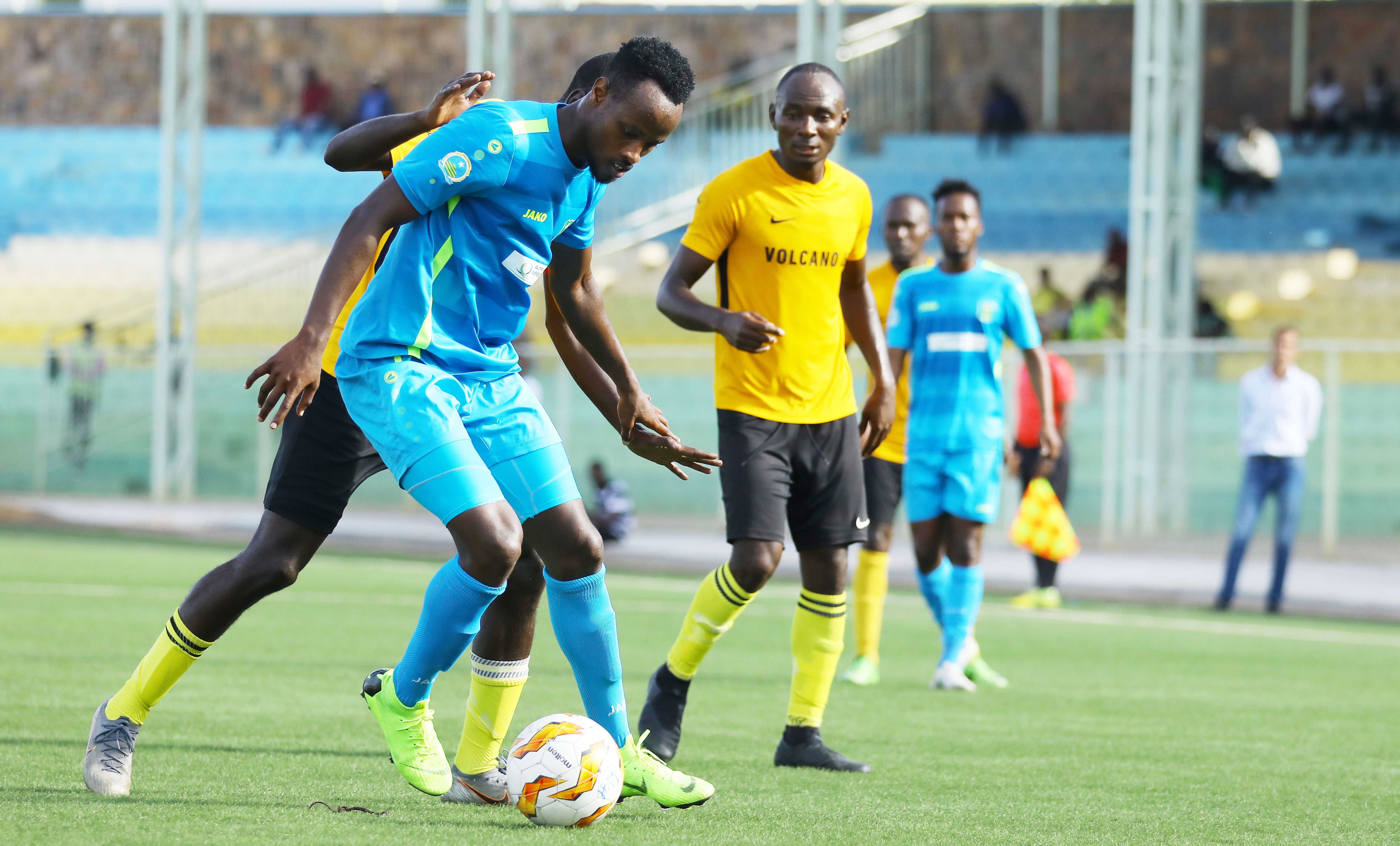 Mukura striker Bertrand Iradukunda vies for the ball with AS Kigali midfielder Eric Nsabimana during the two sidesâ€™ 2-2 draw at Kigali Stadium on Wednesday./  Photo: Sam Ngendagimana