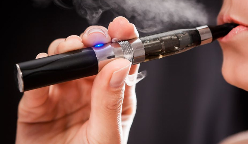 A person smoking an e-cigarette. Although e-cigarettes are less harmful, experts say they are more addictive. / Photo: Net.