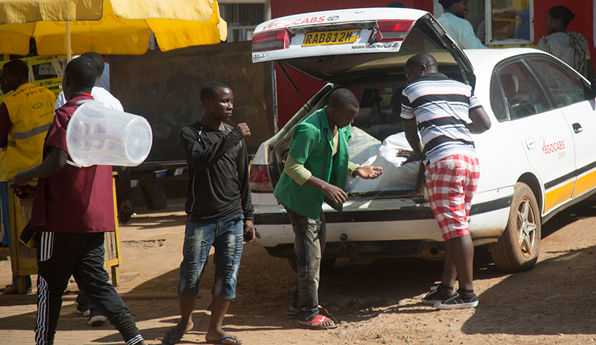 Some shoppers in Kigali were seen stocking up foodstuffs to cushion themselves against shortages during the lockdown while a section of the public called for support to the most vulnerable members  of society. / Photo: Dan Nsengiyumva.