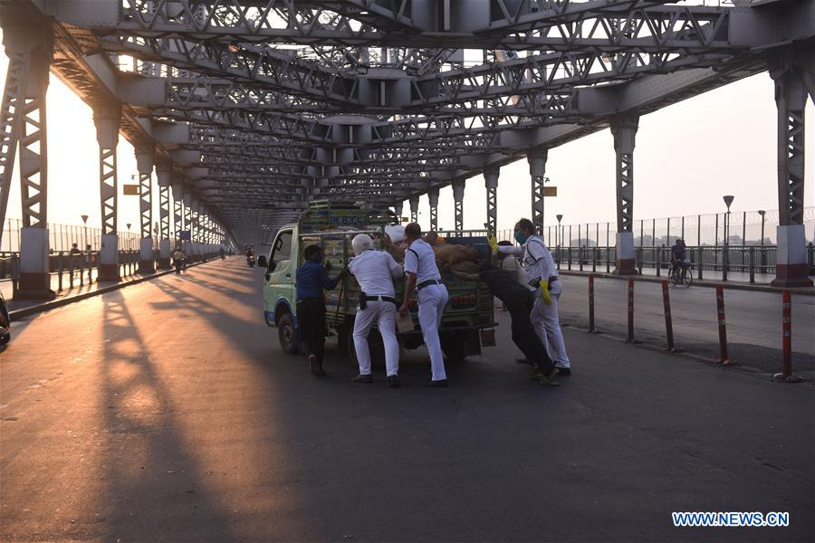 Policemen help to start a van during the nationwide lockdown in Kolkata, India on April 13, 2020. Indian Prime Minister Narendra Modi on Tuesday extended the countrywide Lockdown till May 3 amid the COVID-19 pandemic. (Str/Xinhua)