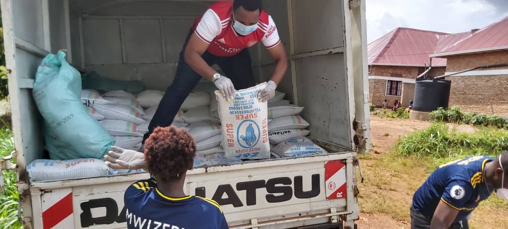 Rwanda Arsenal Fan Club (RAFC) delivered emergency relief donation to 430 family members grouped in 86 households settled in the village of Kigarama, Jali Sector of Gasabo district. (Photos by Damas Sikubwabo)