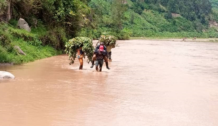 Mukungwa River swept away a total of 32 hectares of rice farms in Gakenke District on Tuesday, April 28 and made Vunga-Muhanga  road impassable for pedestrians and vehicles. / Photo: Courtesy.