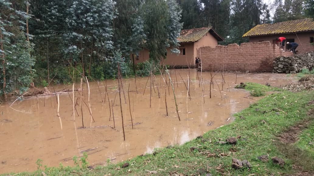 Floods swept into several homes in the  environs of Mugogo wetland over the weekend, prompting Musanze District officials to evacuate victims to a local school. 