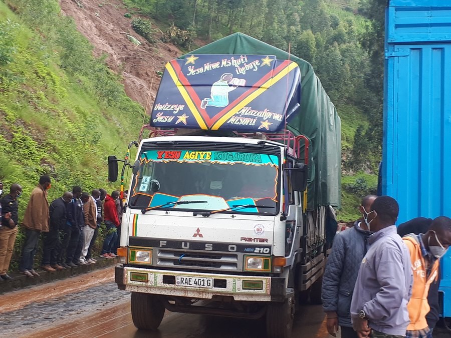 Travel for all vehicles has resumed after Musanze-Kigali Highway was blocked by landslides. The road reopened after intervention by NPD. / Courtesy photos 