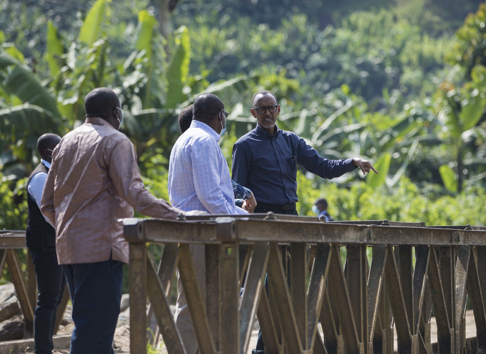 President Kagame alongside Ministers of Infrastructure and Local Government Claver Gatete, Anastase Shyaka respectively and Northern Province Governor Jean-Marie Vianney Gatabazi tour flooded areas in Nyabihu District. / Village Urugwiro