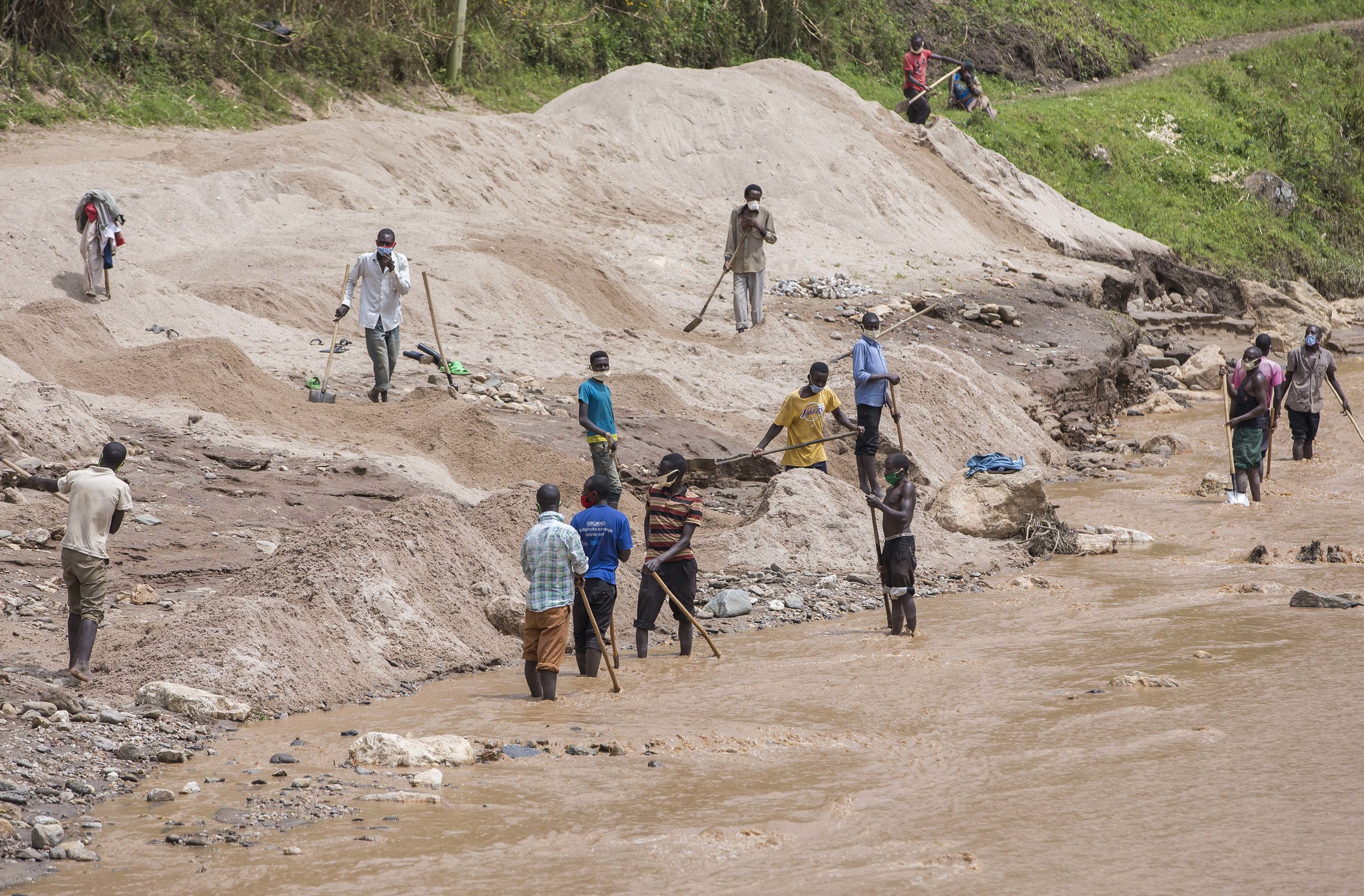 President Kagame alongside Ministers of Infrastructure and Local Government Claver Gatete, Anastase Shyaka respectively and Northern Province Governor Jean-Marie Vianney Gatabazi tour flooded areas in Nyabihu District. / Village Urugwiro