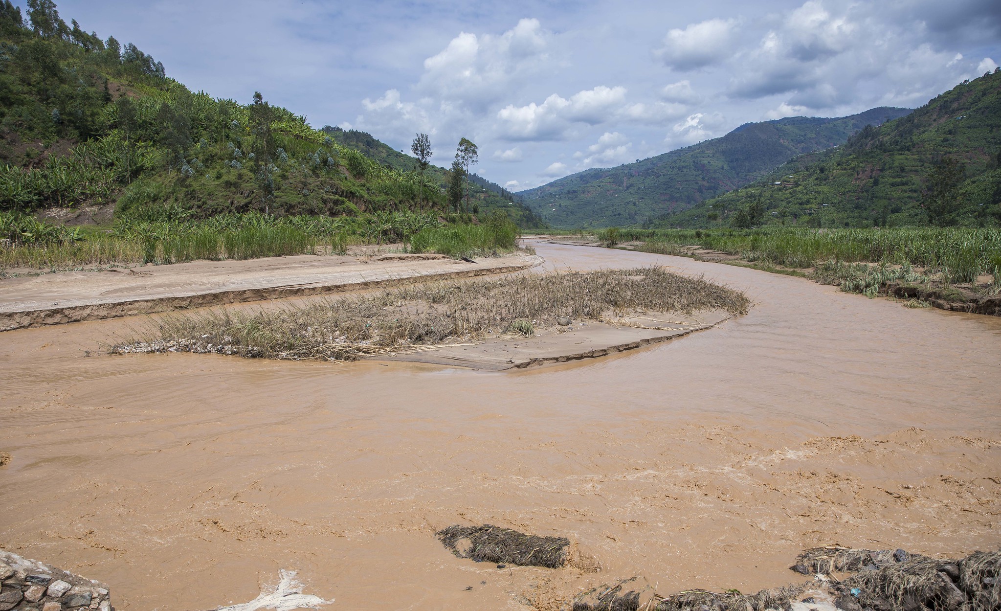 President Kagame alongside Ministers of Infrastructure and Local Government Claver Gatete, Anastase Shyaka respectively and Northern Province Governor Jean-Marie Vianney Gatabazi tour flooded areas in Nyabihu District. / Village Urugwiro