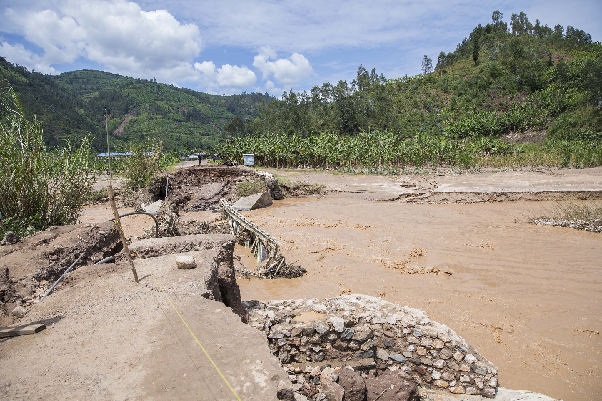 President Kagame alongside Ministers of Infrastructure and Local Government Claver Gatete, Anastase Shyaka respectively and Northern Province Governor Jean-Marie Vianney Gatabazi tour flooded areas in Nyabihu District. / Village Urugwiro