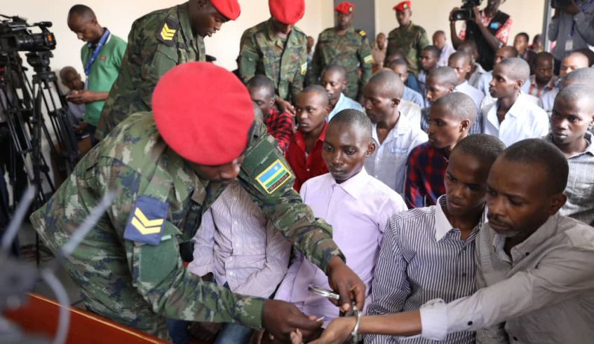 Military Police officers remove handcuffs from captured P5-RNC suspects at the Military Tribunal in Nyamirambo, Nyarugenge District in October 2019. / Photo: File.