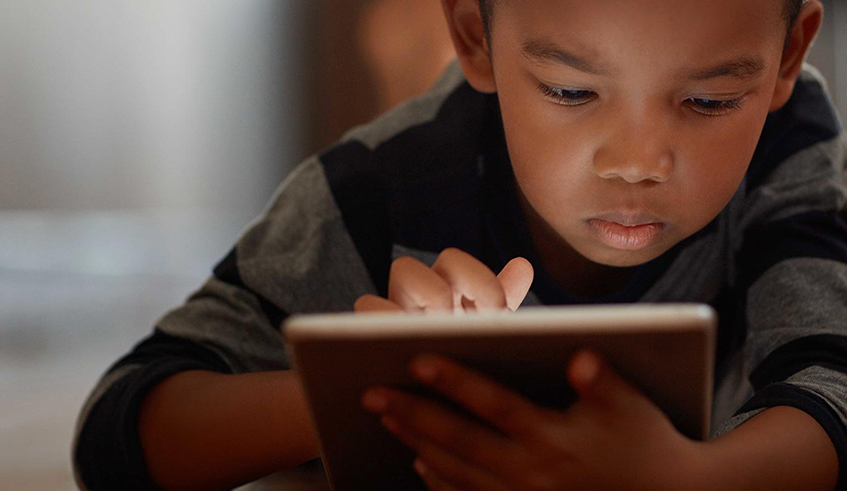 Parents are advised to monitor the time kids spend on Tv and other gadgets. / Net photo.