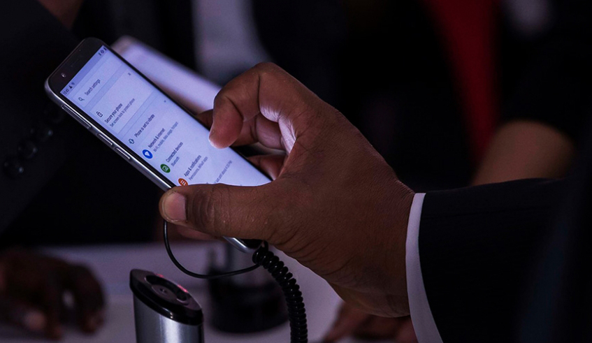 A smartphone user goes through his messages. / Photo: File.