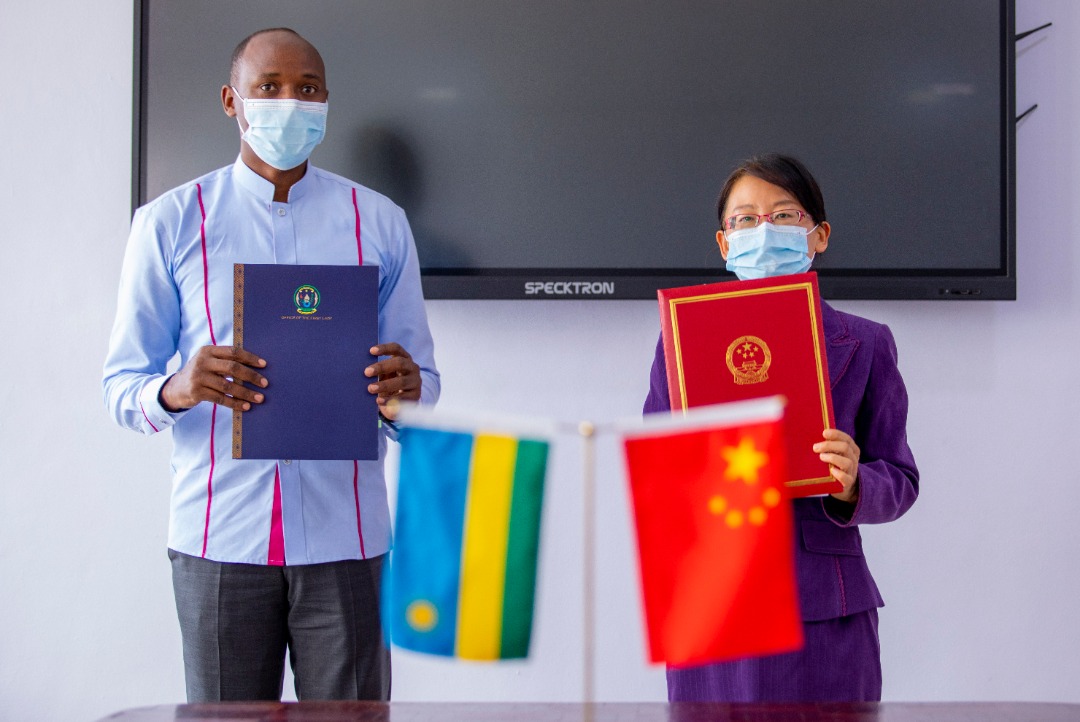 Rwanda has received Covid-19 medical equipment from the First Lady of China, thanks to the partnership and solidarity between Rwanda and China against Covid-19. / Photo: Courtesy.