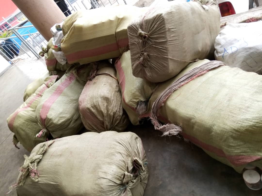 Smugglers had different  goods including 23 bales of secondhand clothes and about 250kgs of used shoes.