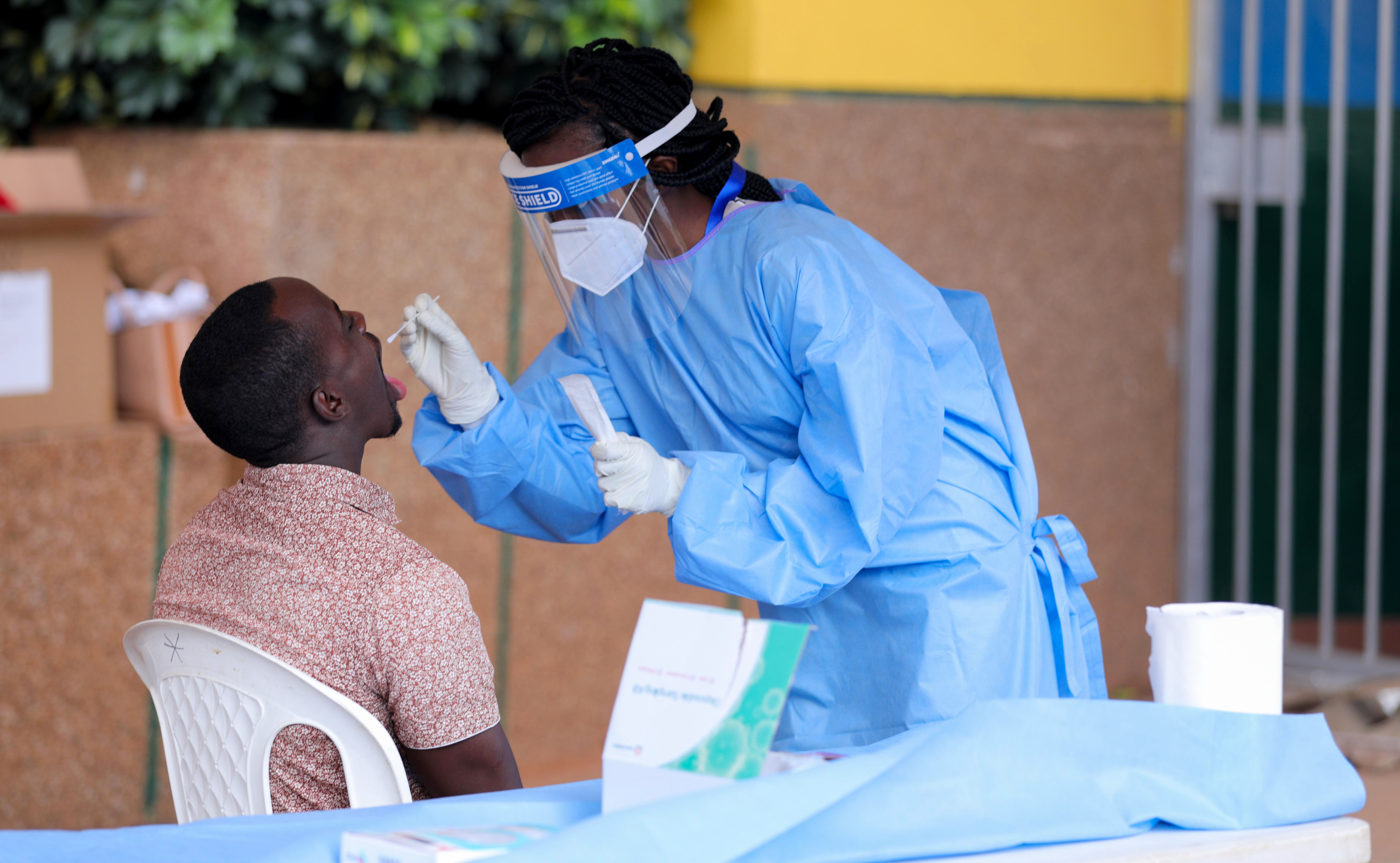 A medical staff conducts Covid-19 random tests in kigali. Dan Nsengiyumva.