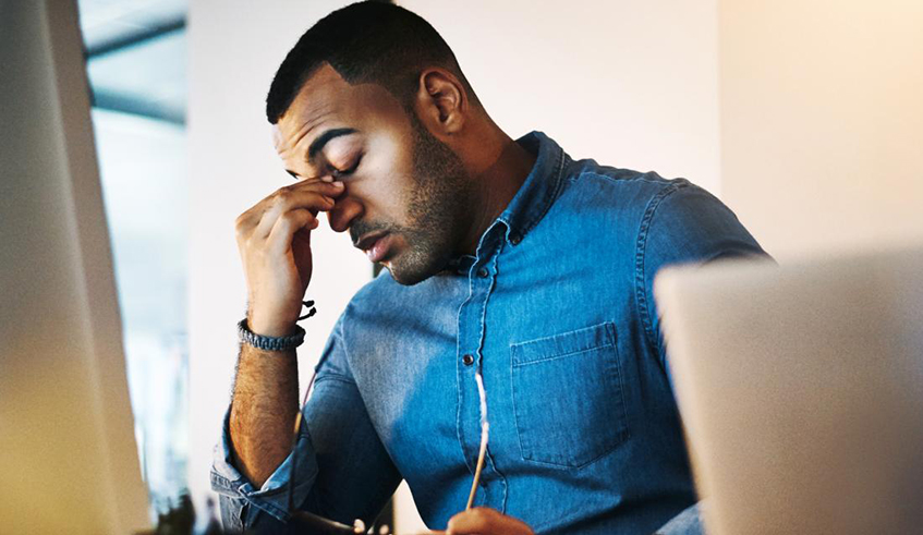 Signs of poor sleep quality include feeling sleepy or tired during the day, which could lead to poor performance at work. / Net photo