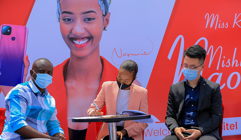 Miss Rwanda 2020 Naomie Nishimwe signs a contract that will see her become the brand ambassador for Itel Mobile Rwanda. / Photos: Dan Nsengiyumva.