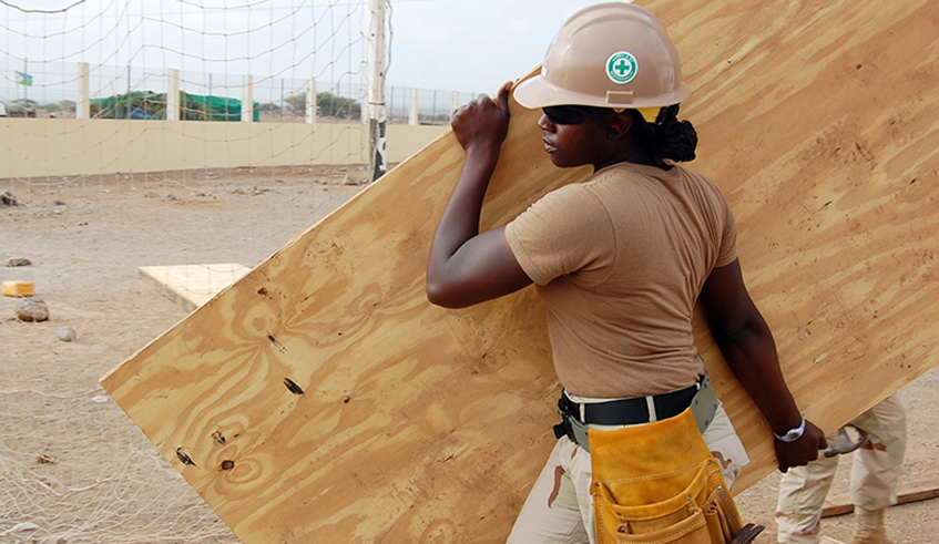 A female construction worker at work. / Net photo