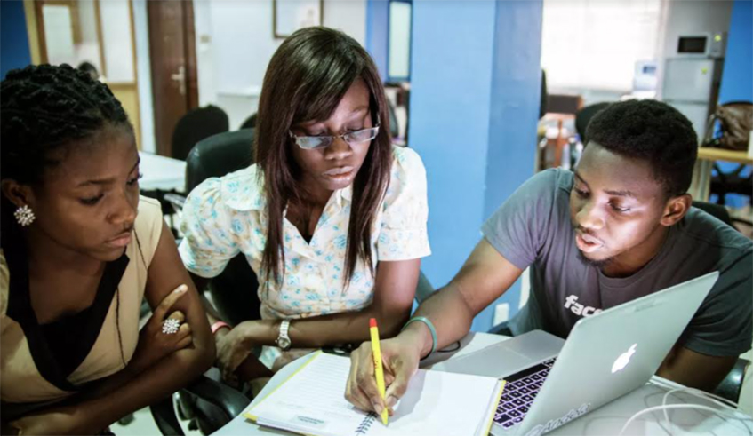 Students learning how to code. / Net photo