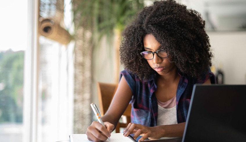 Using computers for many hours risks blunting academic performance, experts say. / Net photo