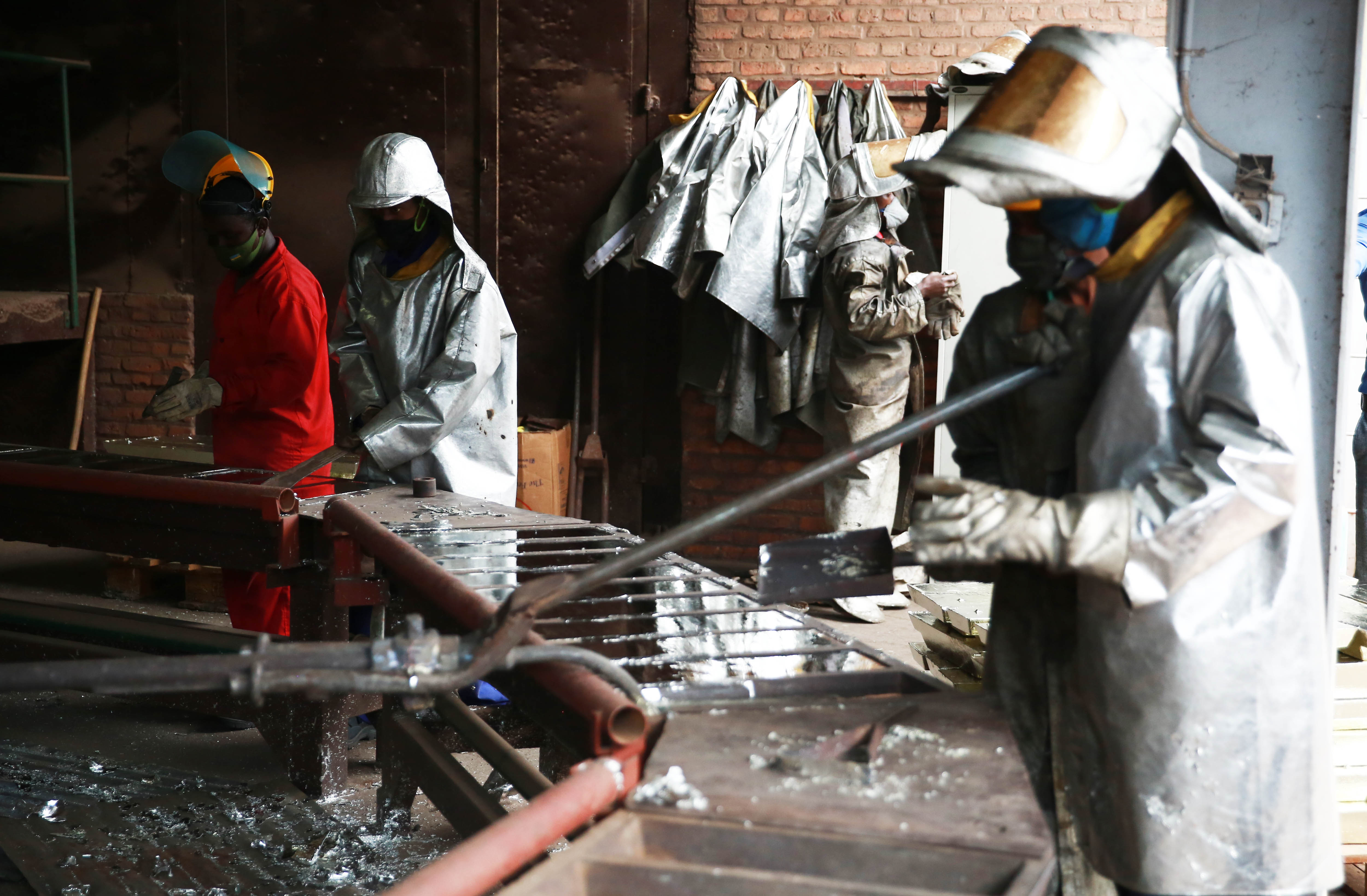 LuNa Smelter's workers during their activities in tins melting on 22 September .Sam Ngendahimana