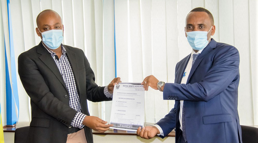 The handover between incoming interim president Abdallah Murenzi (L) and outgoing president Sadate Munyakazi was held at Rwanda Governance Board headquarters on Thursday afternoon. 