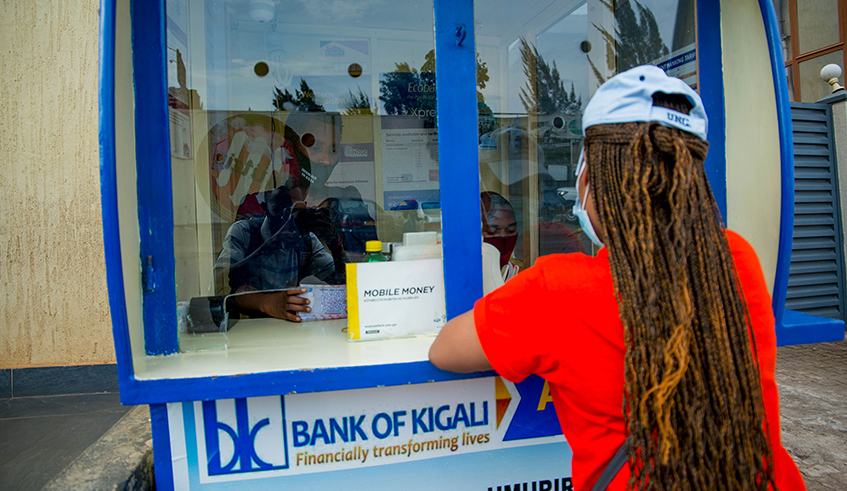 A client withdraws money at Bank of Kigali agent outlet in Kimironko, Gasabo District on Monday, September 28. / Photo: Dan Nsengiyumva.