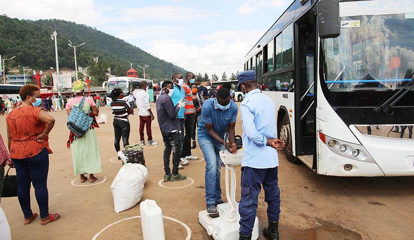 Passengers boarding a public bus in Nyabugogo taxi park . / Craish BAHIZI