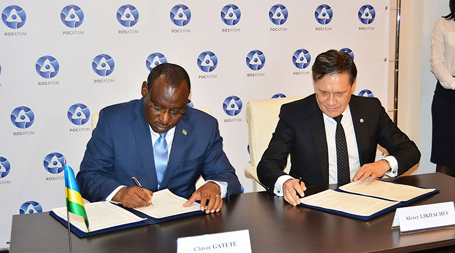 Rwandau2019s Minister for infrastructure Claver Gatete and ROSATOMu2019s Director General, Aleksey Likhachev, sign a nuclear energy agreement in December 2018. 