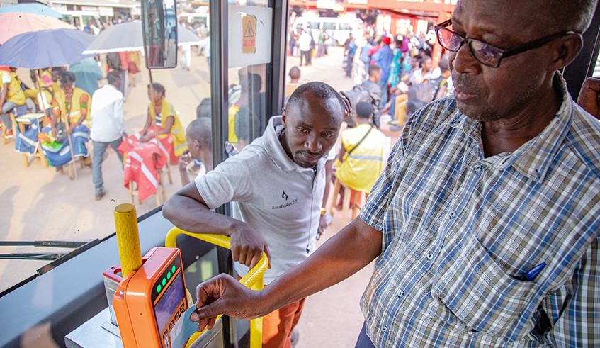 A passenger uses a Tap&Go card as he boards a bus in Kigali. / Photo: File.