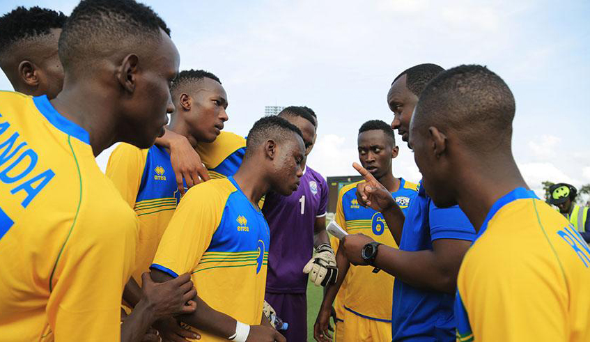 Head coach Vincent Mashami gives instructions to Amavubi U-20 players during the qualifiers for the 2018 Africa U-20 Cup Nations. / Photo: File.