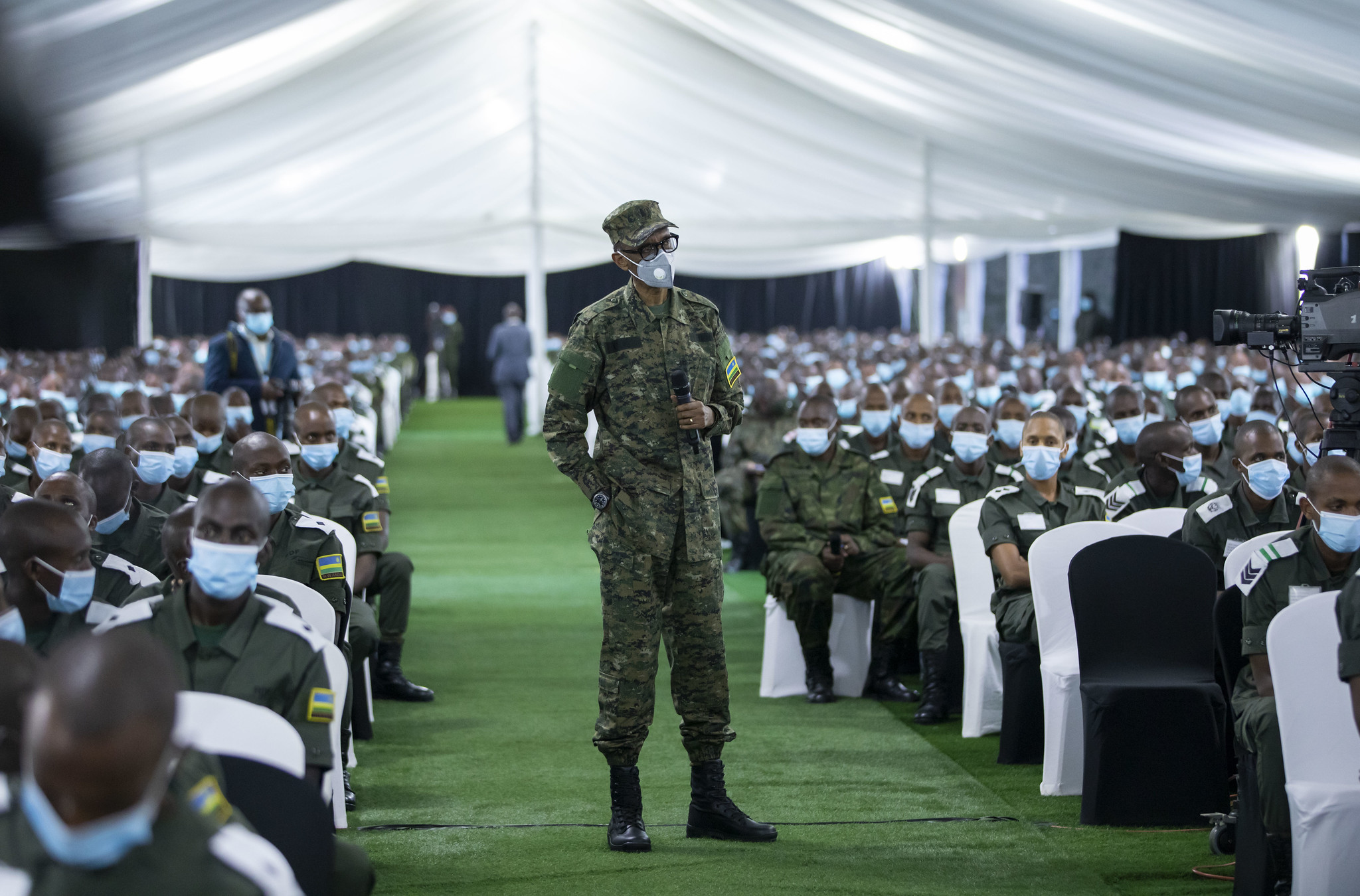 President Paul Kagame, who is also the Commander-in-Chief of Rwanda Defense Force (RDF), briefs Cadet Officers at the Rwanda Military Academy-Gako in Bugesera District, Eastern Province, on Thursday, October 29, 2020. / Photo: Village Urugwiro