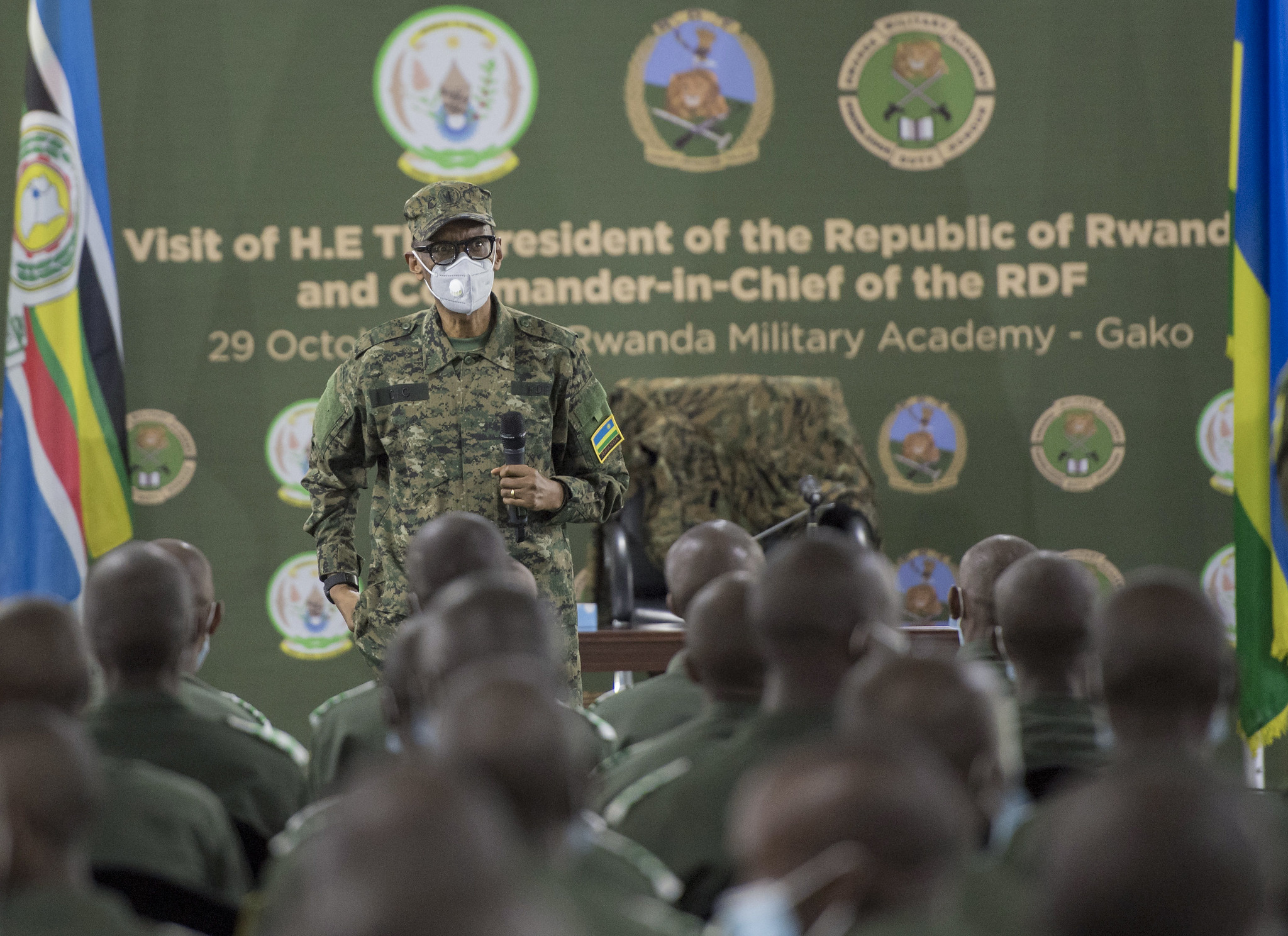 President Paul Kagame, who is also the Commander-in-Chief of Rwanda Defense Force (RDF), briefs Cadet Officers at the Rwanda Military Academy-Gako in Bugesera District, Eastern Province, on Thursday, October 29, 2020. / Photo: Village Urugwiro