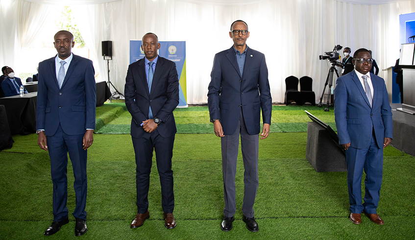 President Kagame with the mayor's from the top 3 performing districts (R-L); Nyaruguru, Huye and Rwamagana