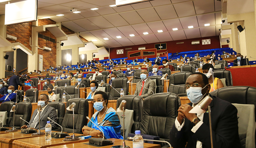 Members follow Mrs Jeannette Kagame's remarks during the 13th forum of Unity Club, themed Ndi Umunyarwanda  Igitekerezo-ngenga cyâ€™ukubaho kwacu . / Sam Ngendahimana)