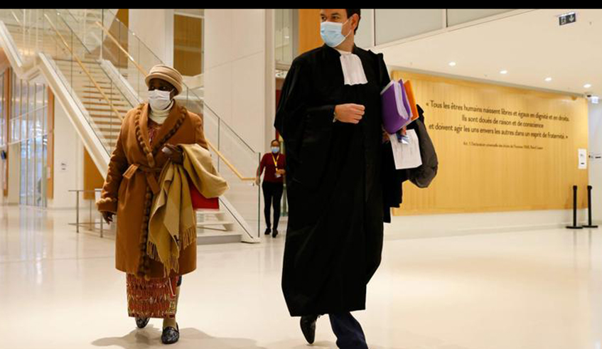 Agathe Kanziga Habyarimana with her lawyer at the  Tribunal de Paris . / Internet