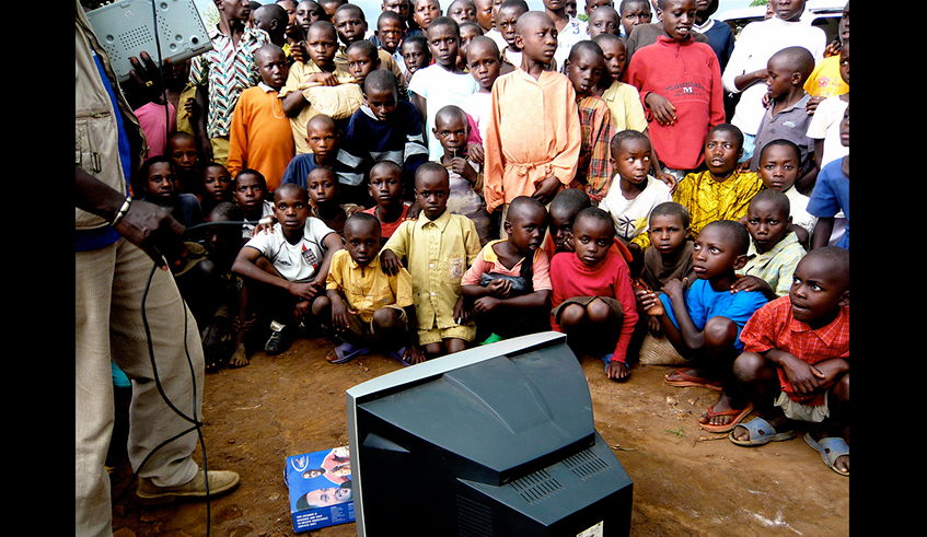 Children watch television in a remote area in Nigeria. / Net photo.