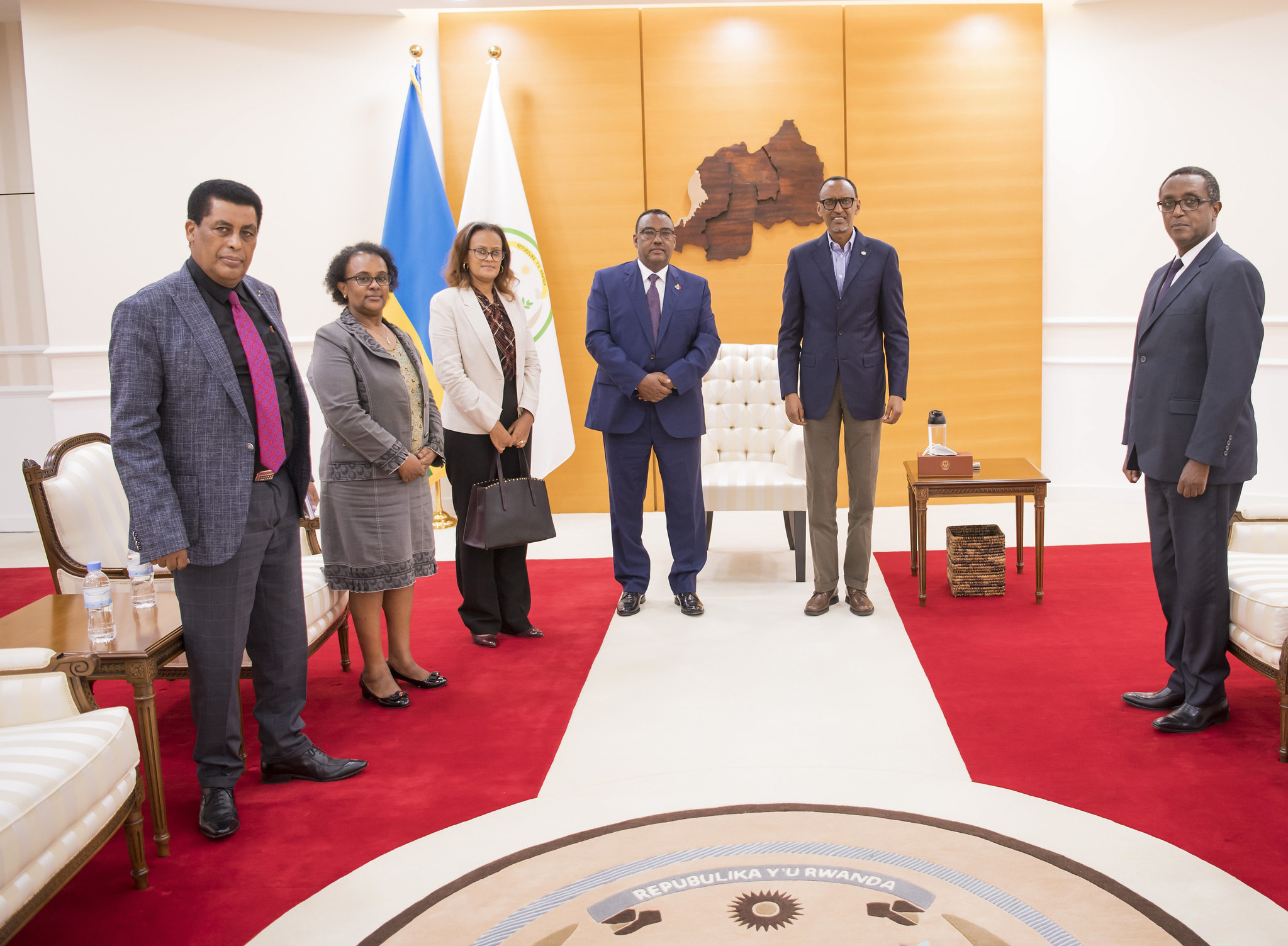 President Kagame with the Ethiopian delegation led by Deputy Prime Minister and Minister of Foreign Affairs Demeke Mekonnen (3rd from right) during their meeting at Village Urugwiro on Tuesday.