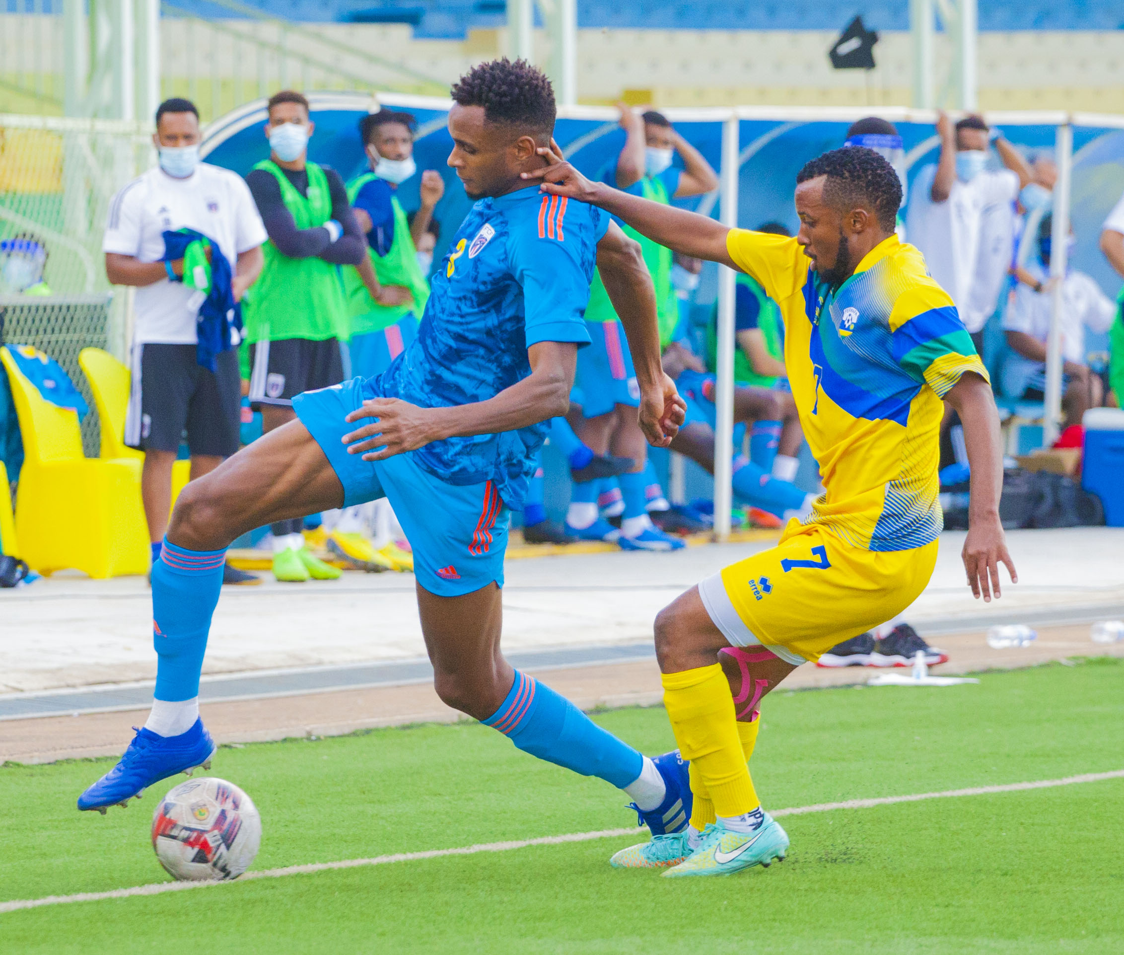 Amavubi winger Savio Dominique Nshuti who came on to replace skipper Haruna Niyonzima in the second half, captured here trying to vie for the ball against Cape Verde Right-back Steven Fortes.